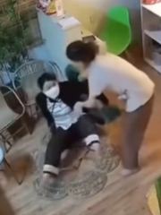Cô gái ngồi gãy bàn vì nhầm tưởng là ghế