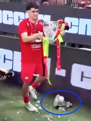 Cúp pha lê Nga vỡ tan ngay lễ ăn mừng của Spartak Moscow