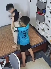Hai cậu con trai cẩn thận chuẩn bị 'áo giáp' khi nghe tin mẹ sắp đi họp phụ huynh về