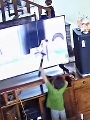 'Khối nghỉ hè' cầm vá đập vỡ màn hình tivi