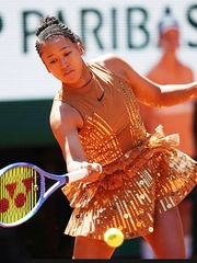 Naomi Osaka gây choáng với váy ‘lấp lánh như tháp Eiffel’ ở Roland Garros