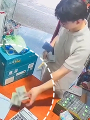 Du khách Trung Quốc cảm ơn rối rít cô chủ cửa hàng tạp hóa tốt bụng
