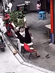 Chuột 'hồn bay phách lạc' khi người phụ nữ hét