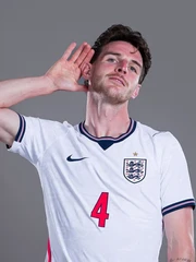 Tuyển Anh chưa đá World Cup đã… cháy nắng