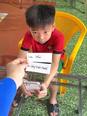 Bé trai nổi quạu vì bị vận đen đeo bám