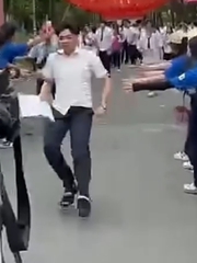 Pha ăn mừng siêu hài của sĩ tử 2k8