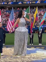 Katy Perry hóa thân thành 'đèn chùm màu bạc' gây bão World Cup 2026