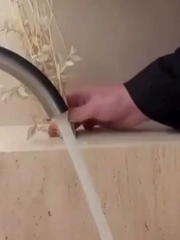 Độc lạ vòi nước 'phải thò chân lên giữ mới được'
