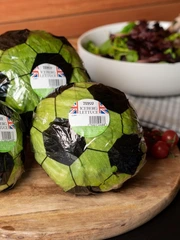 Gói xà lách như trái banh hưởng ứng World Cup!