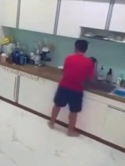 Bố đổ lỗi cho con trai khi lỡ tay làm vỡ tô