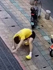 Thanh niên ngã chổng vó vì chiếc ghế 'hư hỏng'