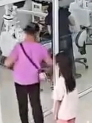 Người phụ nữ quê một cục vì cửa kính cường lực quá trong
