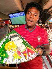 IShowSpeed đội nón lá vẽ hình Ronaldo đi xem World Cup
