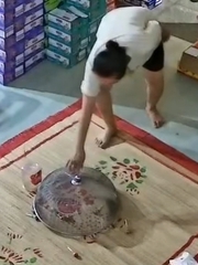 Chị gái khiến nhiều người trầm trồ với tuyệt chiêu bắt chuột bằng lồng bàn