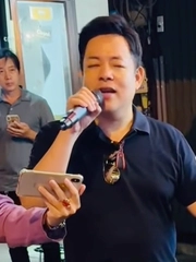 Quang Lê hát loa kẹo kéo ở đường phố gây sốt