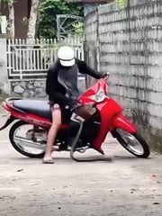 Chàng trai suýt bị rắn khủng cắn vì tưởng dễ ăn