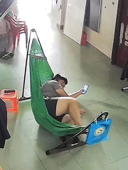 Chàng trai ngã 'dập mông' vì nằm đứt võng