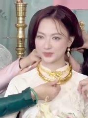 'Bé' Xuân Nghi 'vàng đeo trĩu cổ' trong ngày cưới kỹ sư công nghệ