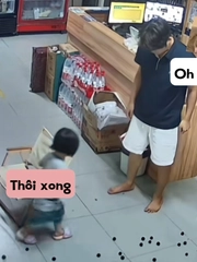Ông bố lươn lẹo đổ lỗi cho con gái khi làm đổ thức ăn ra sàn