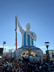 Tượng Messi cao 26m mọc giữa sa mạc Argentina
