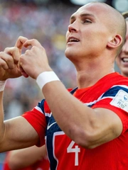 Đồng đội Haaland ở World Cup nhìn con chào đời qua FaceTime