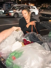 Nhiều người New York đổ xô 'mua sắm' trong... thùng rác