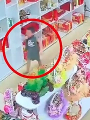 Mẹ nhanh trí cứu con trai bị hóc dị vật