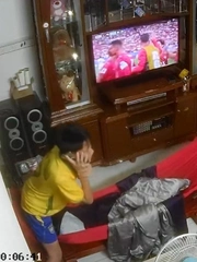 Bé trai lấy điện thoại gọi Messi và Mbappe khi Ronaldo ghi bàn