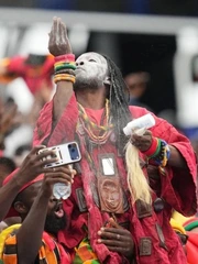 CĐV Ghana nổi tiếng sau màn tung bột 'yểm bùa' tuyển Anh