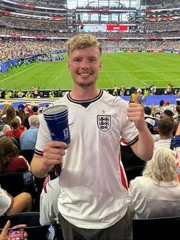 Dốc tiền mua nhà để đi World Cup: 'Kệ, nghèo mà có kỷ niệm?'