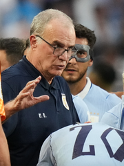 Thực hư tin tuyển Uruguay nổi loạn chống HLV Bielsa ở World Cup