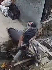 Thanh niên ngã sấp mặt vì quá tin tưởng 'chiếc cầu'