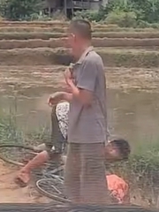Ông chú ngã cắm đầu vì quá nhiệt tình nhường đường