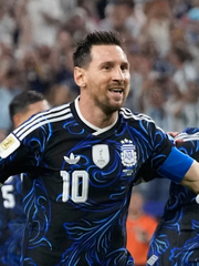 Lần đầu dự bị sau 20 năm, Messi vẫn viết tiếp lịch sử World Cup