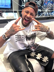 Tạm nghỉ World Cup, Neymar đi mua đồng hồ nạm kim cương