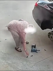 Video hài nhất tuần qua: Thợ sửa Mercedes 'đau đầu' khi cụ bà nhặt mất 4 con ốc