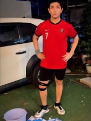 Lau xe bằng áo Messi để nịnh Ronaldo, ca sĩ Tim nhận 'thẻ đỏ' của dân tình