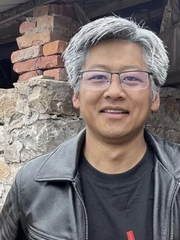 Chi gần 1 triệu để hóa Jensen Huang, trai quê giống bao nhiêu %?