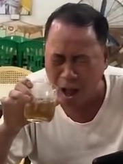 Ông chú đỏ mặt tía tai vì gặp cú sốc mang tên... mù tạt