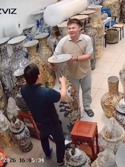Hai người đàn ông nhìn nhau cười khi làm vỡ lục bình