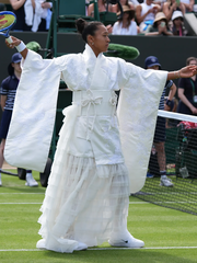 Naomi Osaka diện kimono trắng gây sốt ở Wimbledon 2026