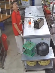 Cô gái cười sảng khi thấy đồng nghiệp vồ ếch
