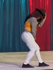 Cô gái gặp sự cố khi trình diễn màn đi lùi giống Michael Jackson