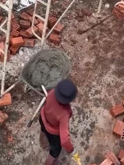 Cô phụ hồ với kỹ năng nghề nghiệp đỉnh cao