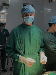 Chân dung thật của 'bác sĩ che kín mặt vẫn đẹp trai' trên trang Thông tin Chính phủ