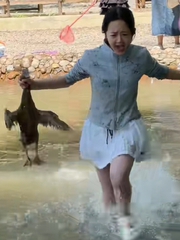 Cô nàng sợ vịt nhưng phải thi bắt vịt siêu hài