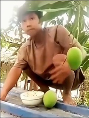 Chàng trai ngã dập mông khi ngồi trên mái tôn live stream cảnh ăn xoài