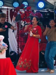 Dì cô dâu mang cả bình truyền nước lên sân khấu hát đám cưới