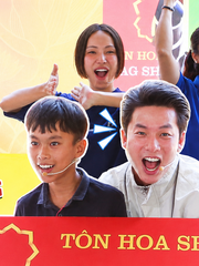 Cả trường quay vỡ òa khi cậu bé rút được tấm bảng thưởng có giá trị lớn