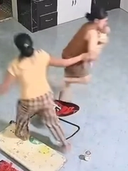Hai người phụ nữ chạy mất dép khi thấy máy giặt bỗng dưng biết... đi
